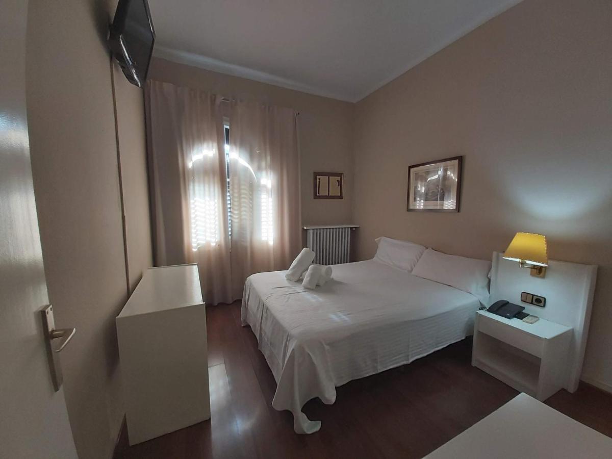 Hotel El Castell Sant Boi de Llobregat Exterior photo