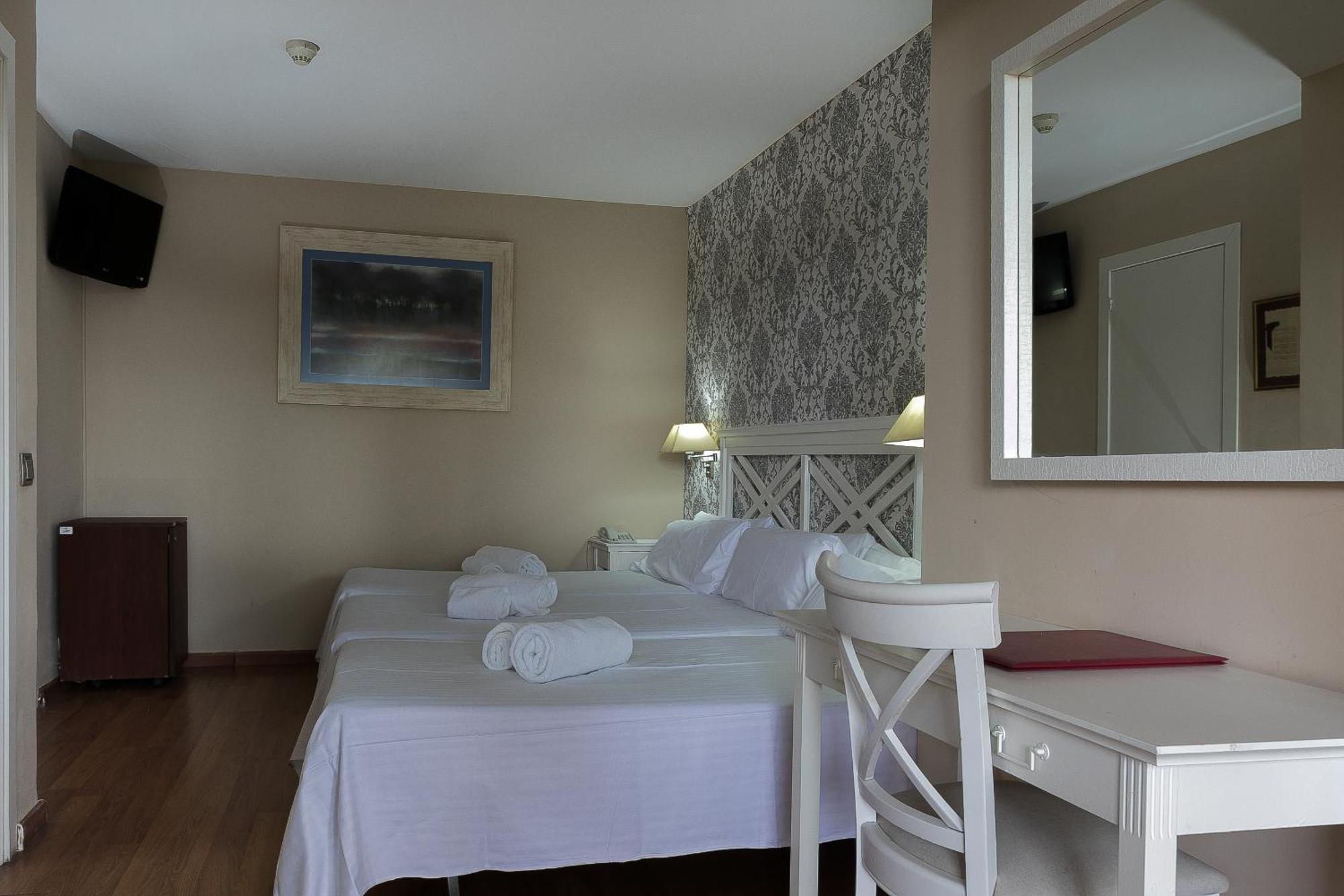 Hotel El Castell Sant Boi de Llobregat Exterior photo